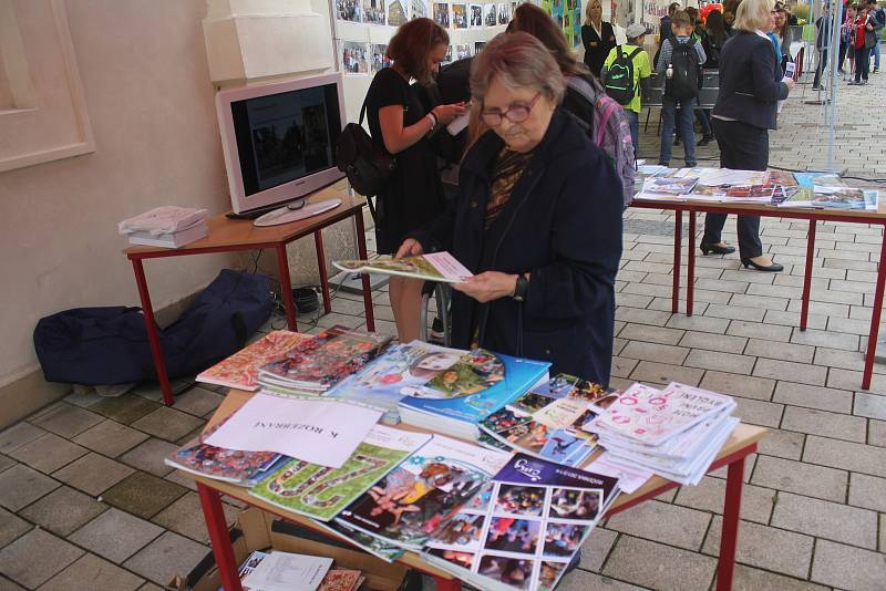 Cyrilometodějské gymnázium slavilo čtvrtstoletí své existence. Na prostějovském náměstí se představilo happeningem