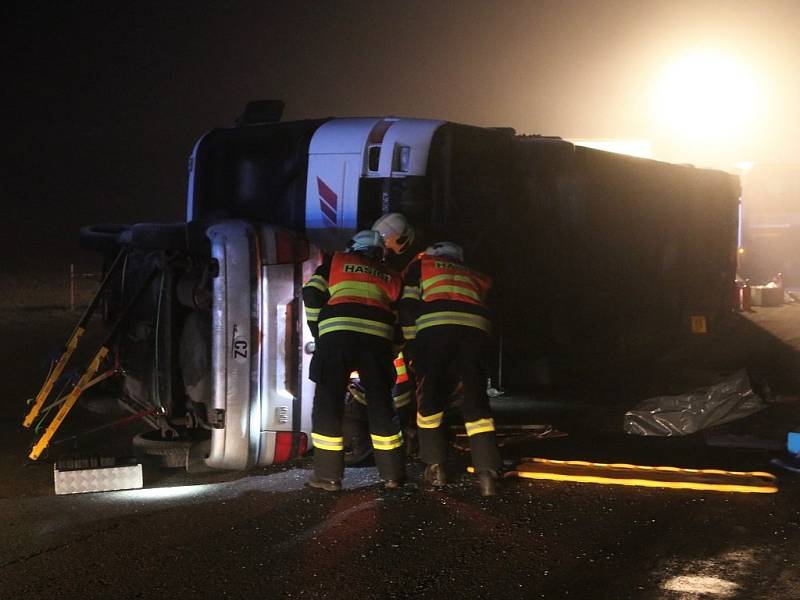 Noční cvičení záchranných složek při nehodě autobusu ve Vrbátkách.