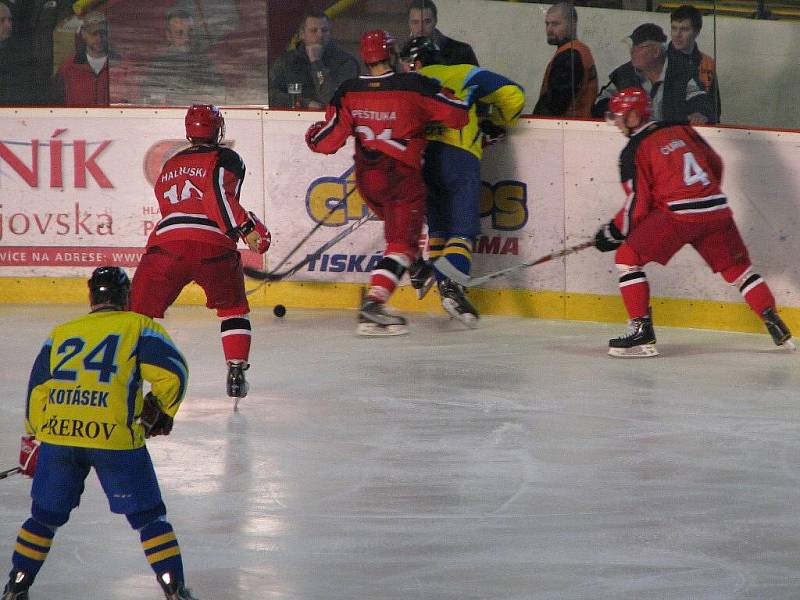 Jestřábi (v červeném) versus Zubři