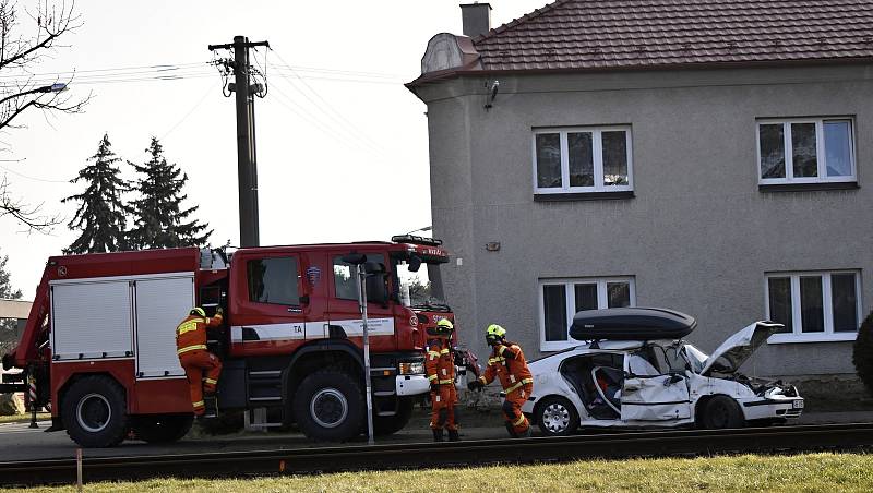 Osobní vlak smetl na nechráněném přejezdu v Kostelci na Hané osobní automobil se čtyřmi lidmi. 25.2. 2021