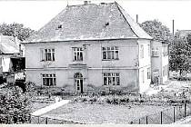 DRUHÁ ŠKOLA. Se stavbou Metternichovy školy se započalo v roce 1831. Otevřena byla o rok později. V letech 1907 až 1915 byl v budově chudobinec.