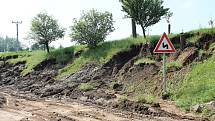 Hlavní křižovatku v Pavlovicích u Kojetína zaplavily tuny bláta z utrženého svahu. 14.6. 2019