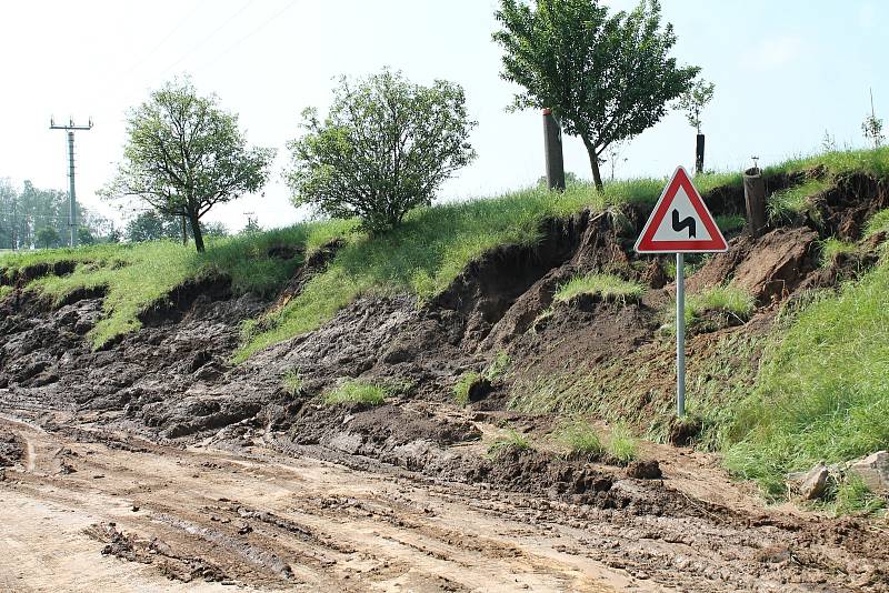 Hlavní křižovatku v Pavlovicích u Kojetína zaplavily tuny bláta z utrženého svahu. 14.6. 2019