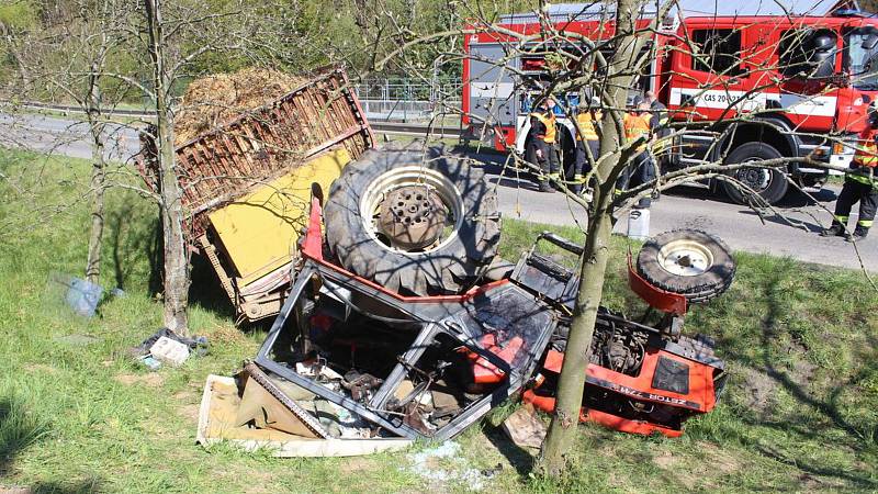 Nehoda traktoru s hnojem u plumlovské čističky
