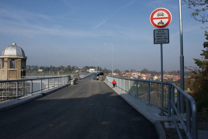 Plumlovská přehrada 1. 11. 2013 - zákaz vjezdu nepovoleným vozidlům na hráz, ještě přibudou bezpečnostní kamery