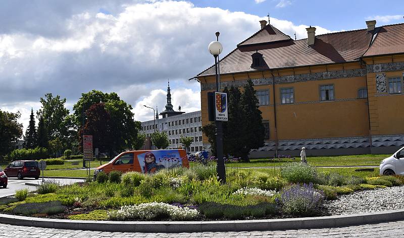 Kruhové objezdy v Prostějově hýří barvami - 28. 5. 2021