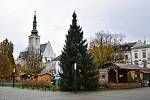 Na náměstí T. G. Masaryka dorazil vánoční strom. Je to dvanáctimetrový smrk omorika. 20.11. 2023