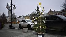 Centrální prostějovské náměstí se halí do vánočního hávu. Ozdobený už je vánoční strom a desítky malých smrčků. 26.11. 2020