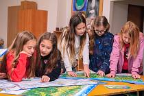 Ručně malovanou cyklomapu Prostějovska pomáhají tvořit školáci z regionu. Foto: CBS Nakladatelství