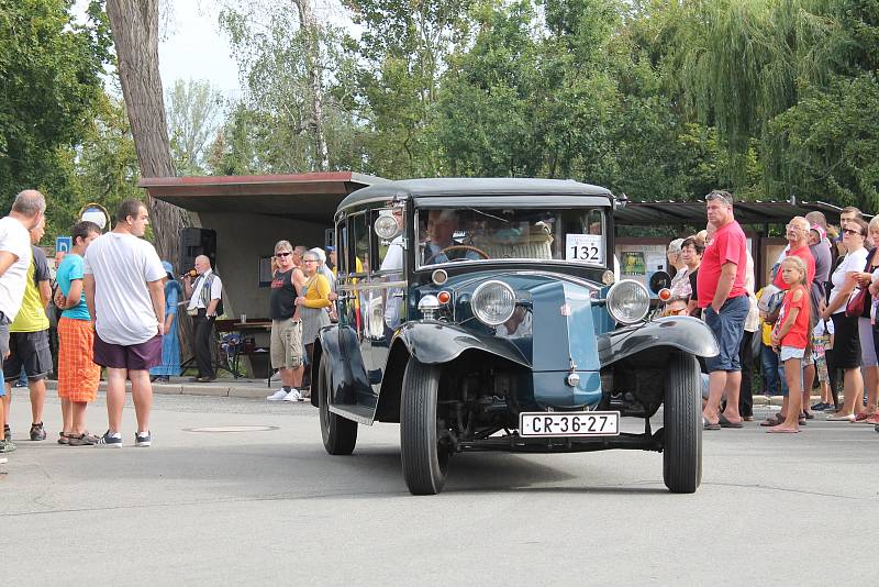 Přehlídka historických motorových vozidel v rámci soutěžní přehlídky Rallye na pohodu - z lázní do lázní. 18.8. 2019