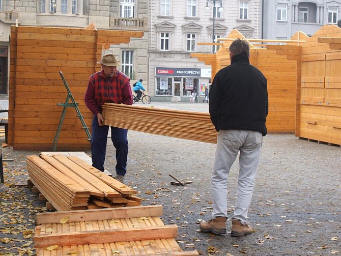Stavba dřevěných stánků pro vánoční trhy na náměstí TGM v Prostějově