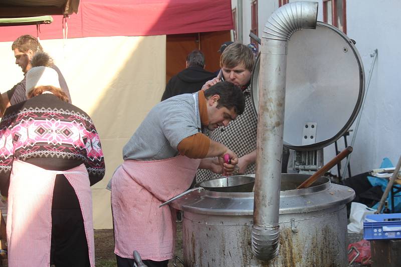 Zámecké vepřové hody na plumlovském zámku