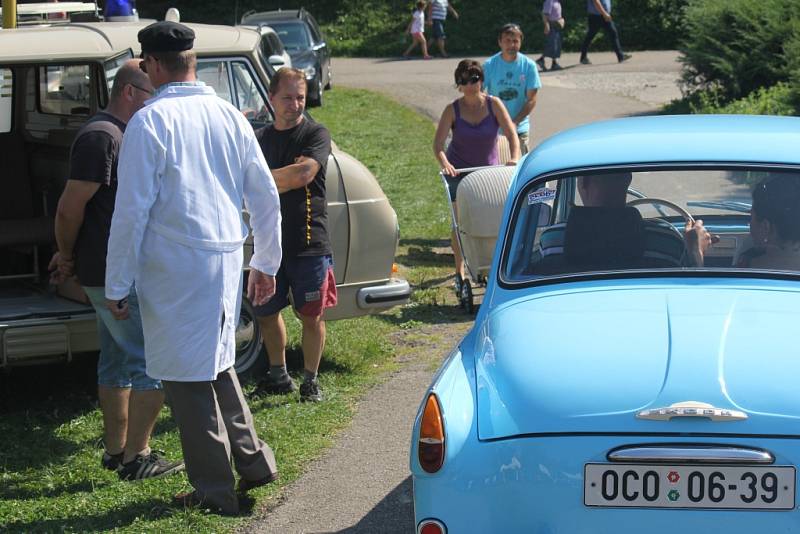 V plumlovském campu Žralok se o víkendu konalo 1. moravské setkání automobilů a motorek RVHP. Nadšenci a majitelé historických vozidel přijížděli do Plumlova z celé republiky, ti nejvzdálenější byli až ze slovenské Privevidze.