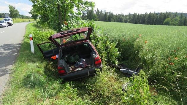 Lehkým zraněním skončila nehoda mezi Hvozdem a Březskem, ke které vyjížděli policisté ve středu po patnácté hodině. 