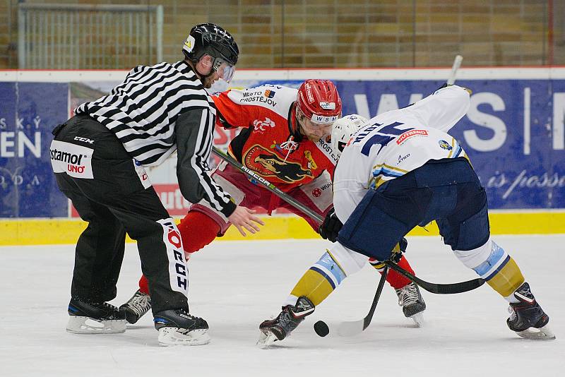 Hokejisté Prostějova (v červeném) zdolali Kladno po nájezdech 4:3 a snížili stav čtvrtfinálové série na 1:2.