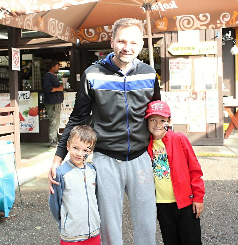 Známý hudebník Vašek Řihák tráví dovolenou v kempu Žralok. Na snímku se svými dvěma syny.