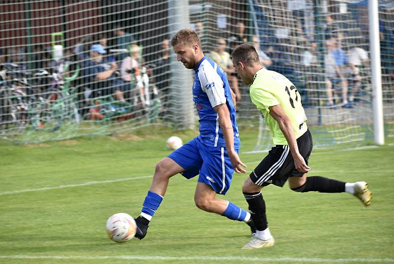 Fotbalisté Čechovic (v modrém) zvládli historickou premiéru v krajském přeboru na jedničku. Rapotínu nasázeli tři góly, 7. 8. 2022