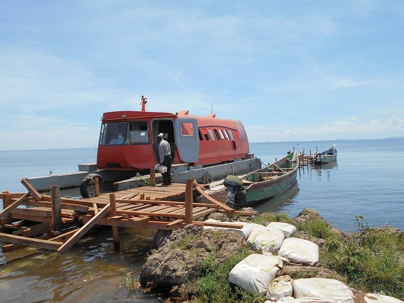 Trajekt z přístavu ve městě Usenge na ostrov Mageta u hranic s Ugandou