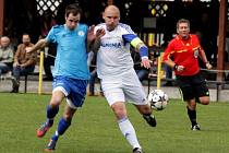 Fotbalisté Určic (v modrém) proti Petrovicím