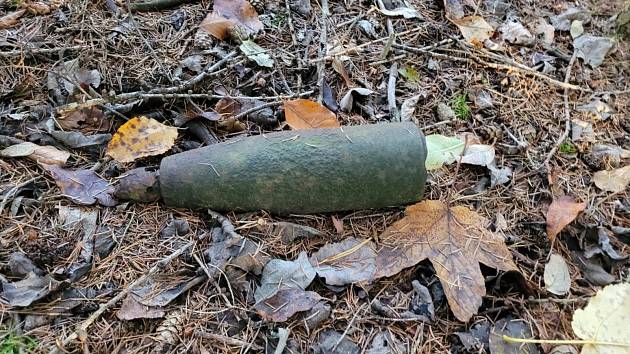 Nevybuchlý dělostřelecký granát musel u Kladek likvidovat policejní pyrotechnik.
