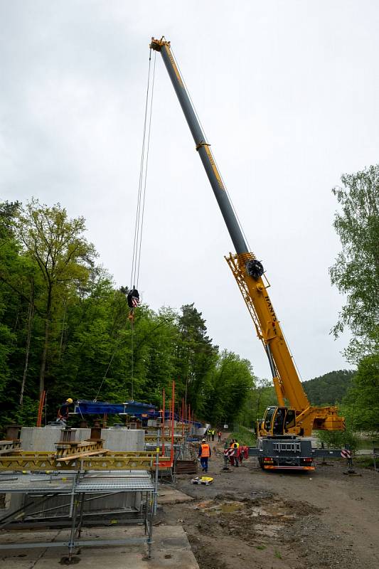 Pokládání ocelové konstrukce cyklostezkového mostu na plumlovské přehradě - 17. května 2021