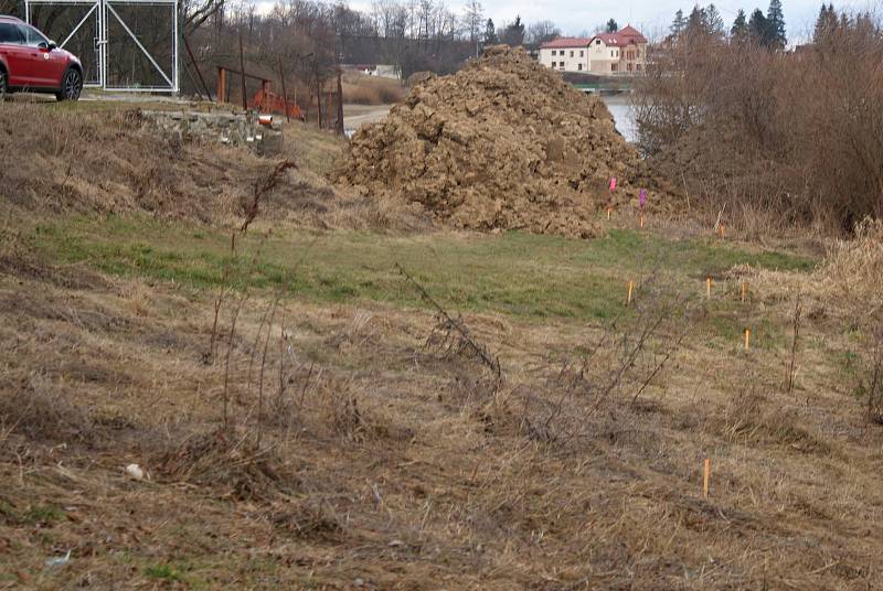 Výstavba cyklostezky podél severního břehu plumlovské přehrady - 18. února 2020 - na Bahňáku povede cyklostezka od oranžových kolíků vlevo