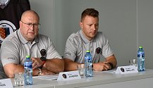 Dalibor Sedlář (vpravo) vedle trenéra nového týmu Michala Janečka