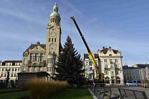 Instalace vánočního stromu v Prostějově 2019