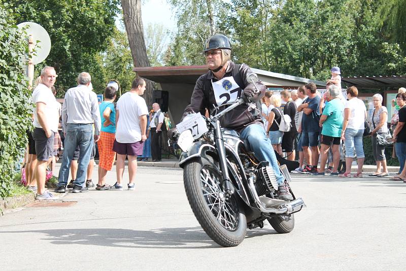 Přehlídka historických motorových vozidel v rámci soutěžní přehlídky Rallye na pohodu - z lázní do lázní. 18.8. 2019