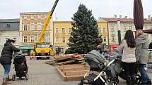 V pondělí po desáté hodině dorazil na náměstí TGM vánoční strom. Tentokrát centrum města zkrášlí smrk z Brodku u Konice.