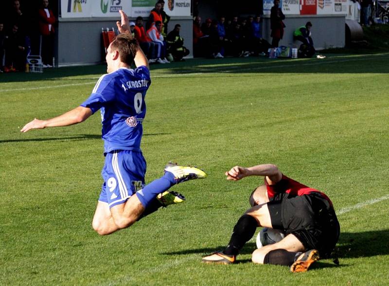 Fotbalisté  1.SK Prostějov (v modrém) proti Opavě