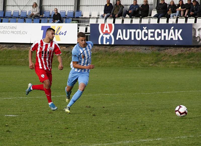 Fotbalisté Prostějova (v modro-bílém) porazili Vítkovice 4:1.