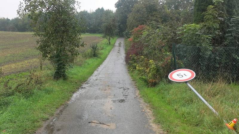 Kamion zabloudil v Hrdibořicích na stezku pro chodce a porazil strom a dvě značky.