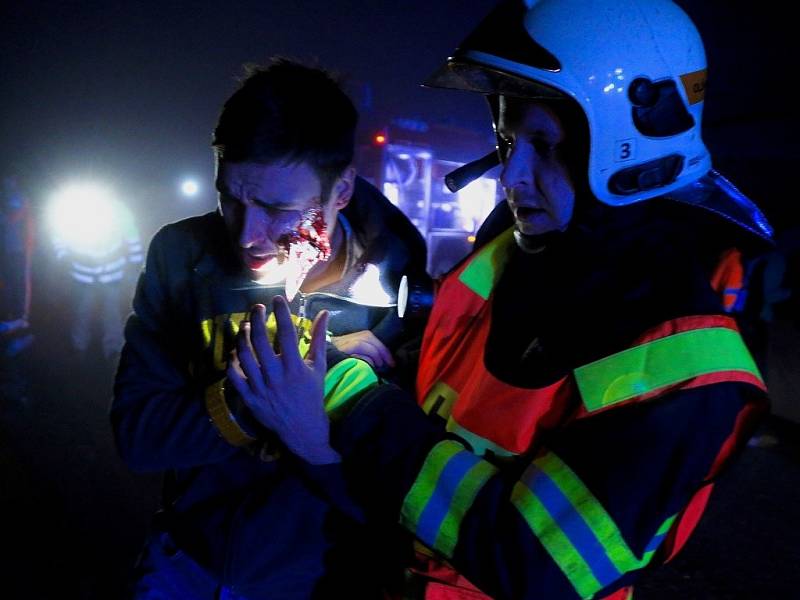 Noční cvičení záchranných složek při nehodě autobusu ve Vrbátkách.