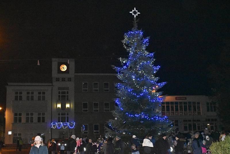 Nad konickým náměstím už září vánoční strom, 27.11. 2022