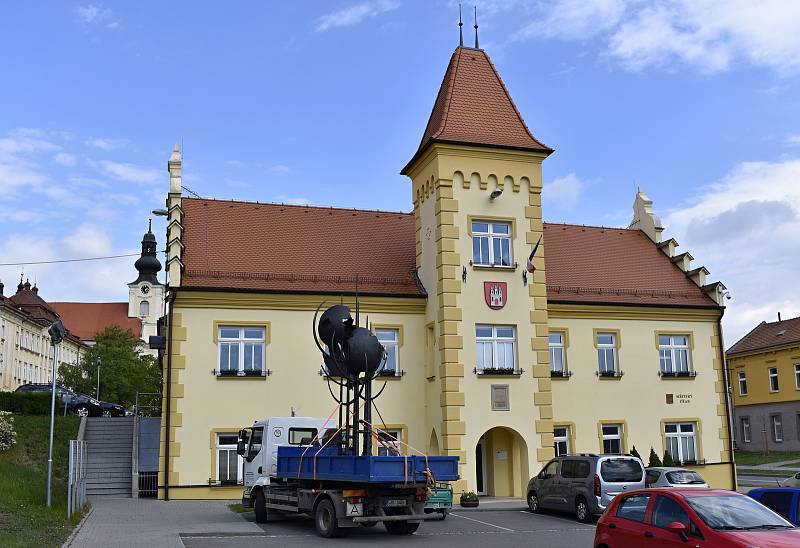 Ve středu 6. května 2020 byl před kosteleckou radnici instalován památník obětem II. světové války.