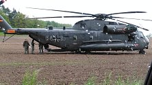 Bezpečnostní přistání německého armádního vrtulníku na poli u Pěnčína - 15. 5. 2019