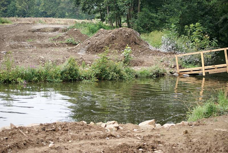 Stavba cyklostezky na plumlovské přehradě - 6. 8. 2020 - stavba mostu při ústí Hloučely do přehrady začíná