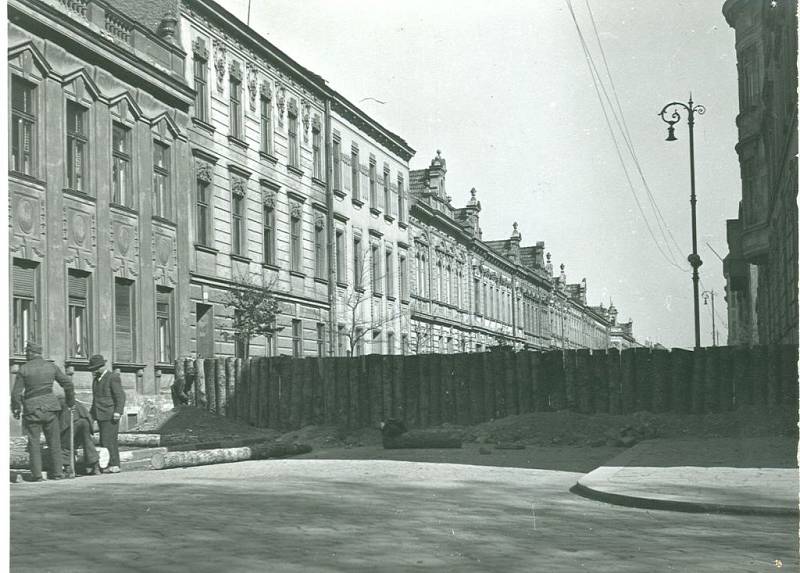 Protitankové zátarasy v Havlíčkově ulici. Kolem Prostějova i Olomouce byl shromážděn značný počet tzv. zákopníků - pracovníků nahnaných na budování zákopů, protitankových příkopů.