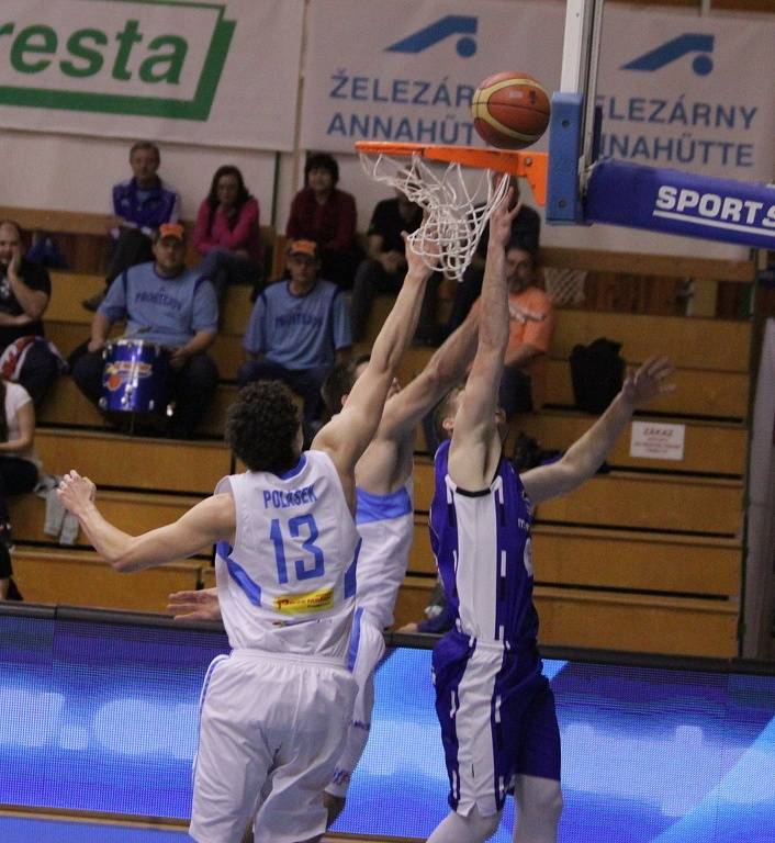 Prostějovští basketbalisté uzavřeli v sobotu základní část Mattoni NBL. V posledním zápase na domácí palubovce porazili Brno 91:76.