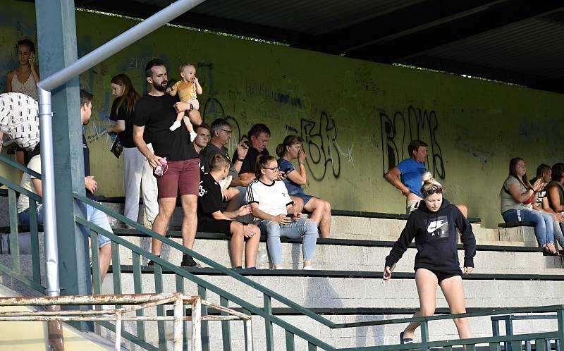 Obnovená premiéra fotbalového Brodku u Prostějova (v modrém) v krajské soutěži skončila výrazným vítězstvím. Soupeř z Pavlovic u Přerova si odvezl čtyři kousky. 14.8. 2022