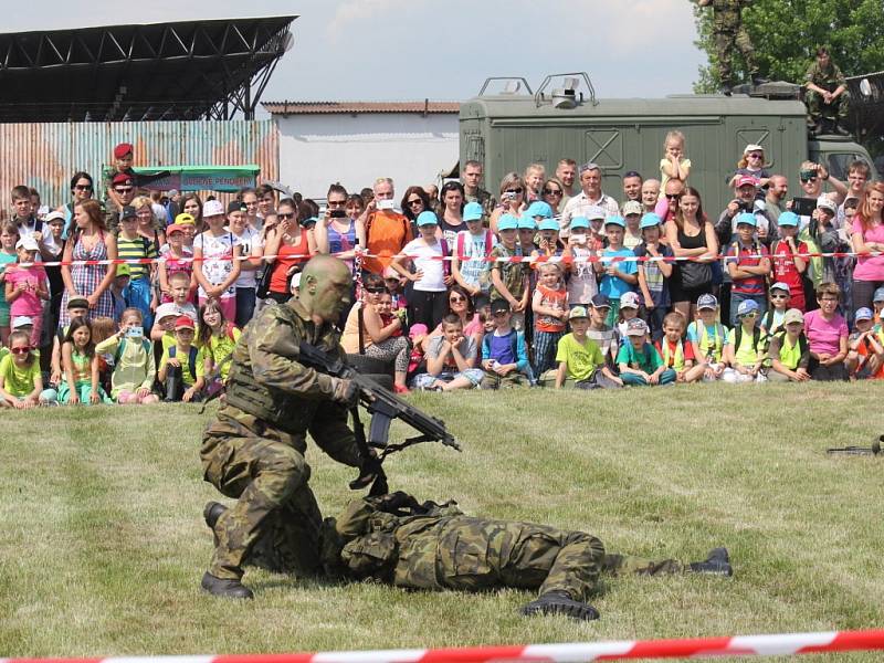 Den otevřených dveří a charitativní akce Tahouni se uskutečnila u 102. průzkumného praporu v Prostějově.