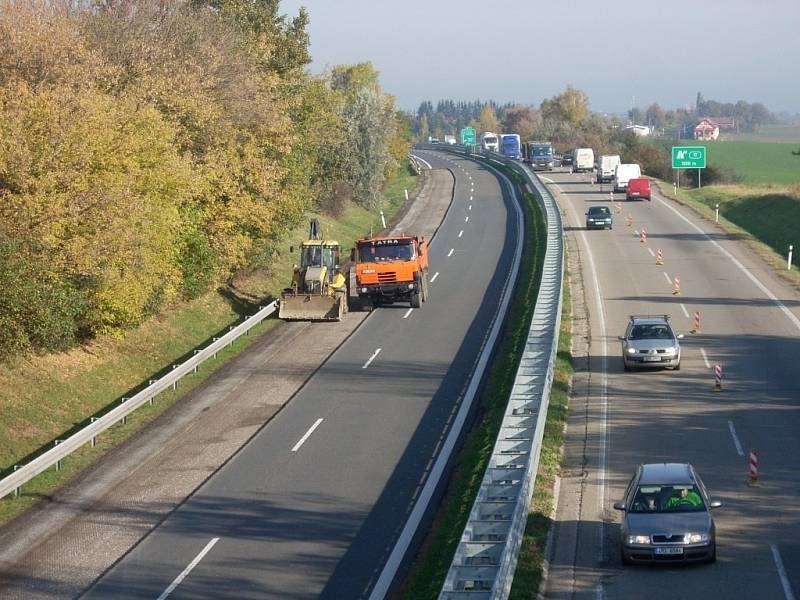 Frézuje se vozovka na R46. Mezi Žešovem a Brodkem u Prostějova je totiž provoz v obou směrech sveden do jednoho pásu a platí tu maximálně osmdesátka.