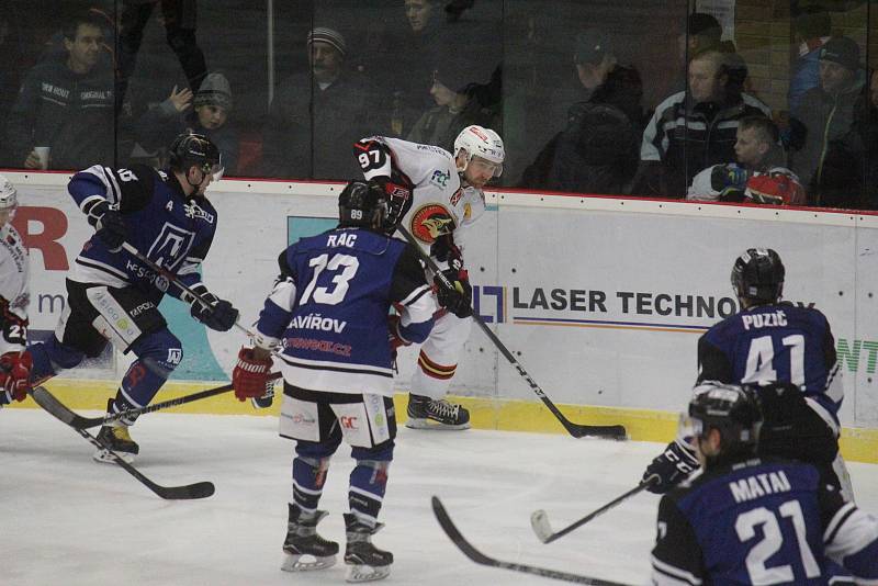 Hokejisté Prostějova (v bílém) porazili Havířov 3:2 po prodloužení