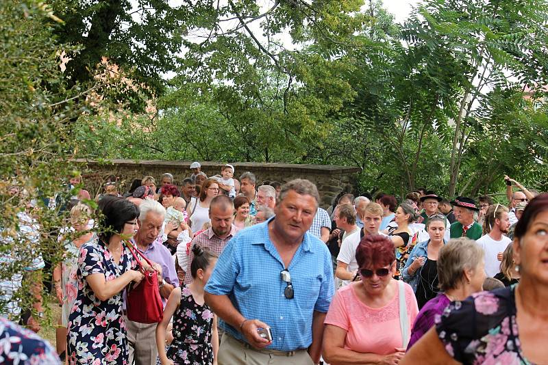 Nové dva zvony, byly v sobotním dopoledni vyzdviženy do věže kostela svatého Jakuba Staršího v Kostelci na Hané. Požehnal jim biskup Josef Nuzík. 27.7. 19