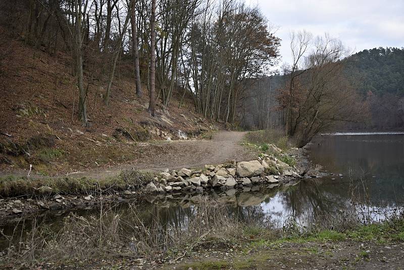 Místo, kde vyroste na přehradě most pro cyklisty a pěší. 30.11.2020