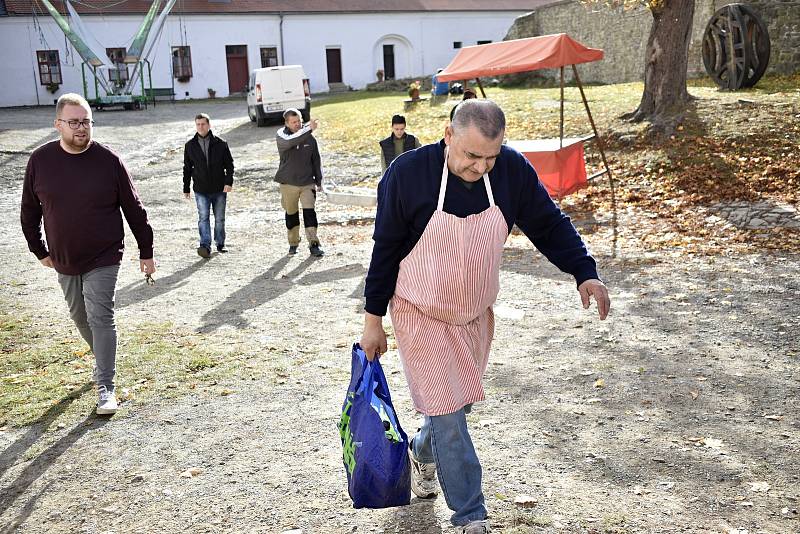 Tradiční domácí zabíjačka na Zámku Plumlov v podání řeznických mistrů Mirgových. 23.10. 2021