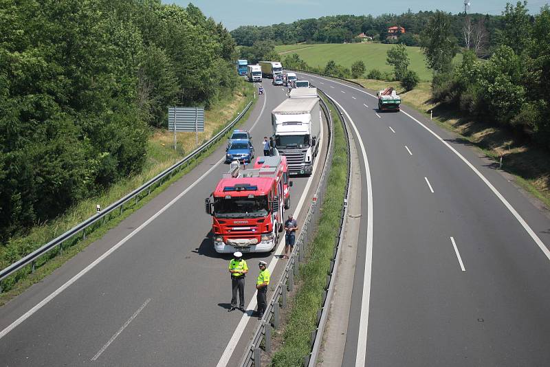 Na dálnici D46 pod mostem v Držovicích hořel kamion