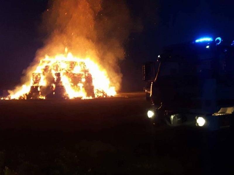 Hasiči v Polomí na Prostějovsku likvidují od soboty rozsáhlý požár stohu s řepkovou slámou. Škoda přesáhne půl milionu korun