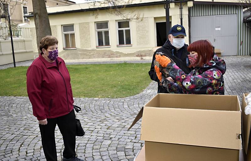 Vedení města Prostějova, se v průběhu středy a čtvrtka věnovalo výdeji roušek, látek a desinfekce všem občanům. 26.3. 2020